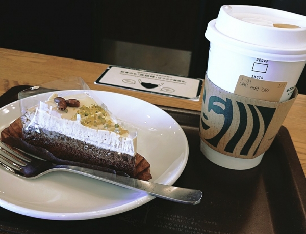 スタバのケーキとカフェミスト☕