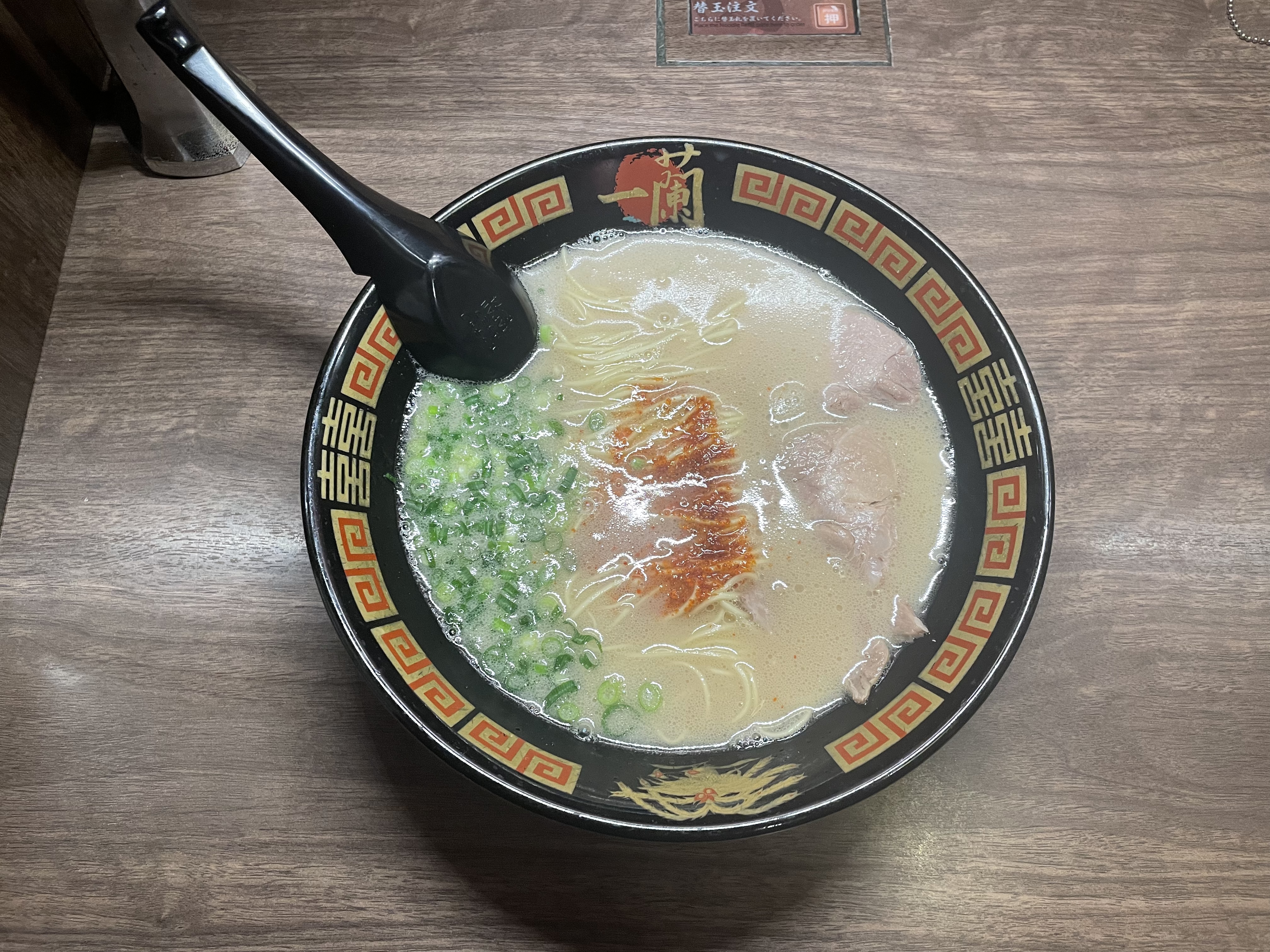 赤提灯がいい雰囲気の一蘭中洲本店
