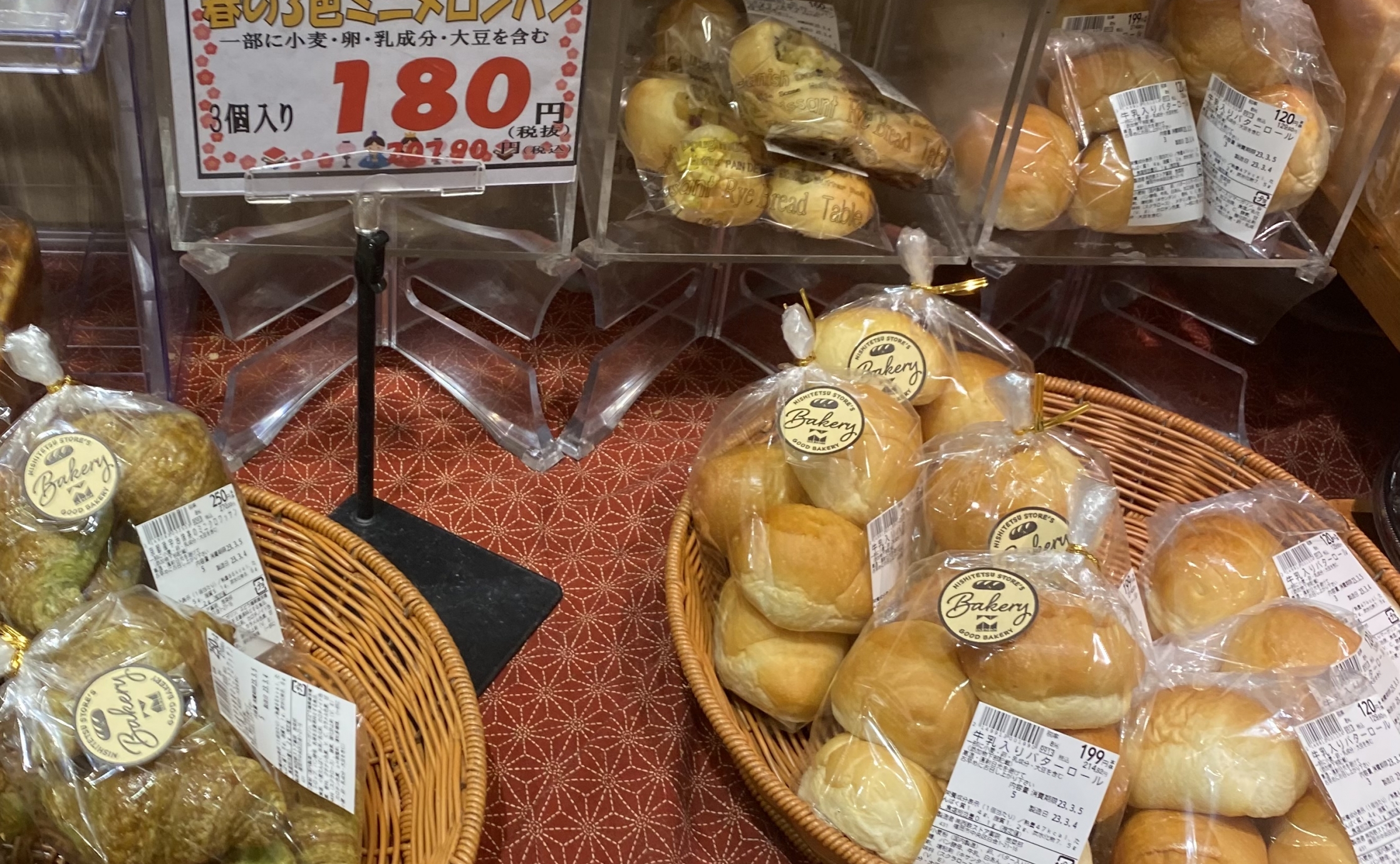 さくらあんぱんにいちごメロンパン！春のパンがずらり