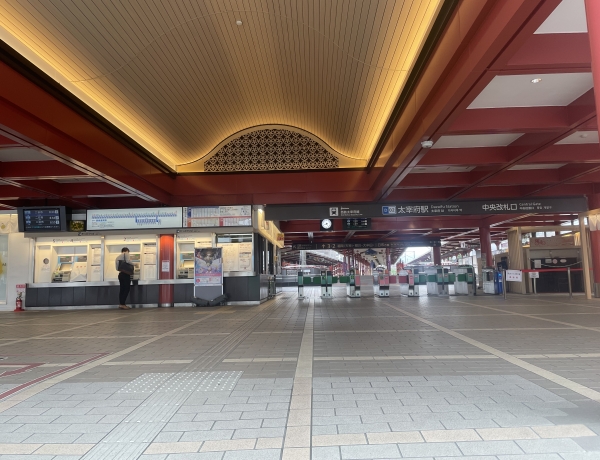 和装な外観の太宰府駅