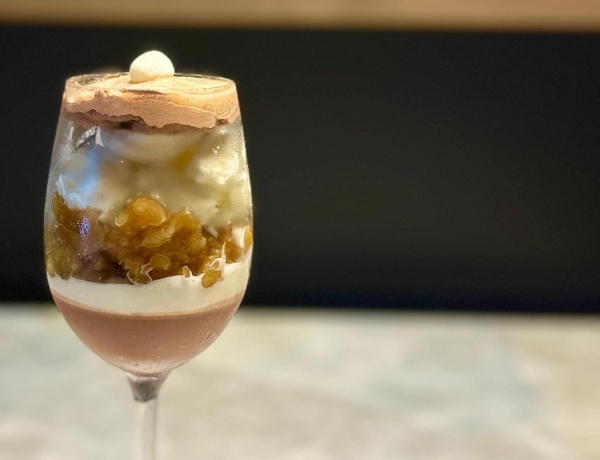 Alcocca News☆☆7つの美しい層に歳を重ねる喜びを表現！「KASANE」〜チョコバナナの再解釈〜。夜は〆パフェとアルコールも楽しめる大人の高級パフェ専門店「QeFare（ケハレ）」