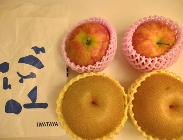 お土産に季節のりんごと梨を買う。岩田屋地下1階　南国フルーツ