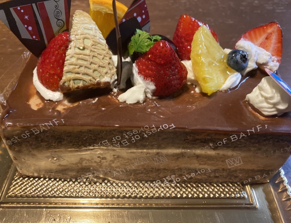 可愛いデザインのチョコレートケーキ。