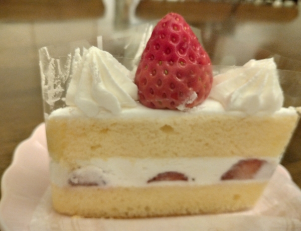懐しい！昔ながらの三角イチゴのショートケーキ！西洋菓子店舗不二家　福岡三越